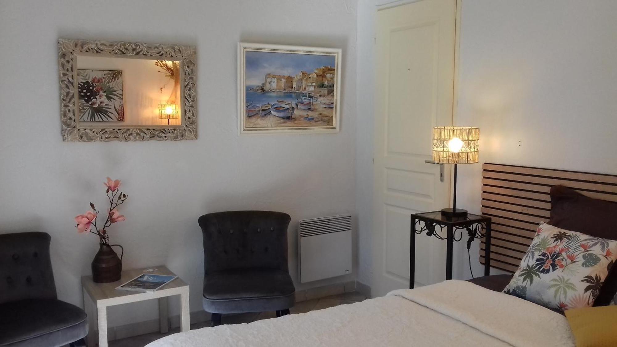 Les Chardons Bleus Bed & Breakfast Lorgues Bagian luar foto