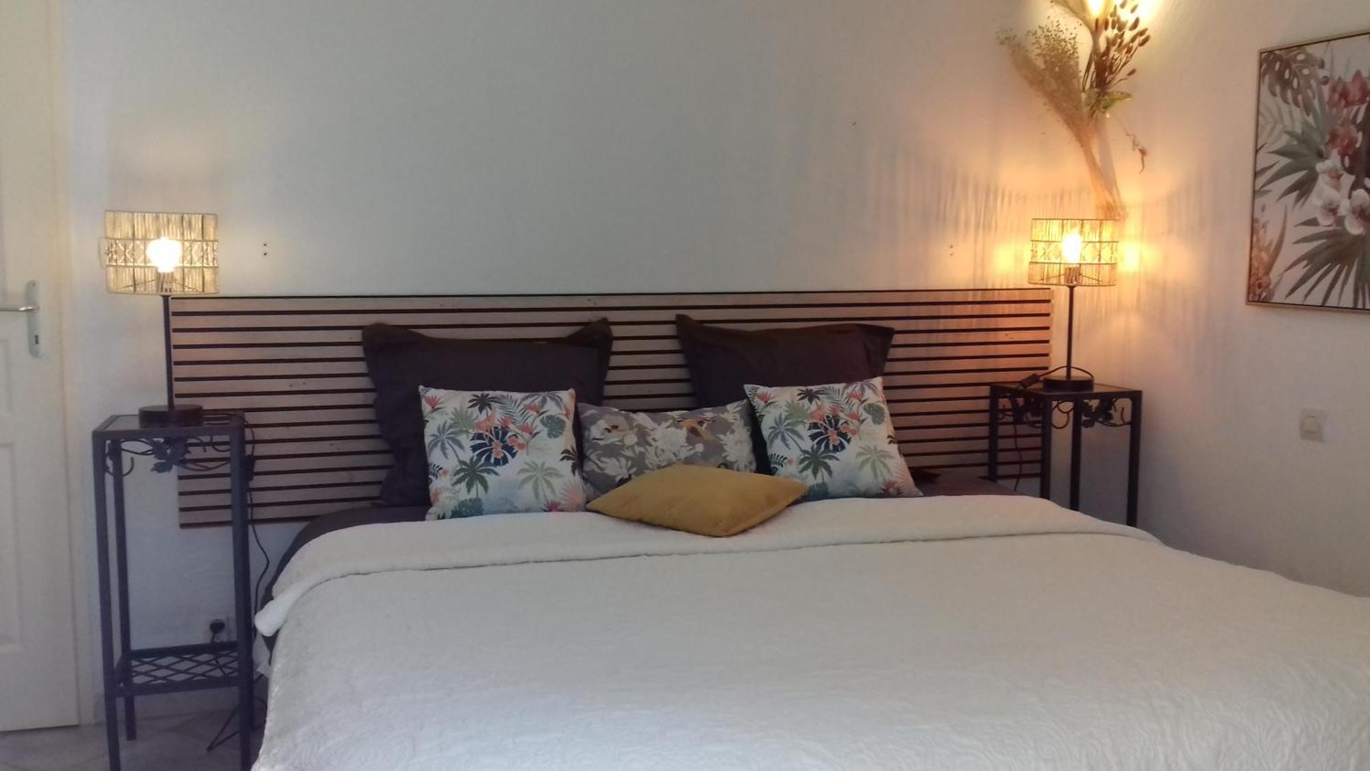 Les Chardons Bleus Bed & Breakfast Lorgues Bagian luar foto